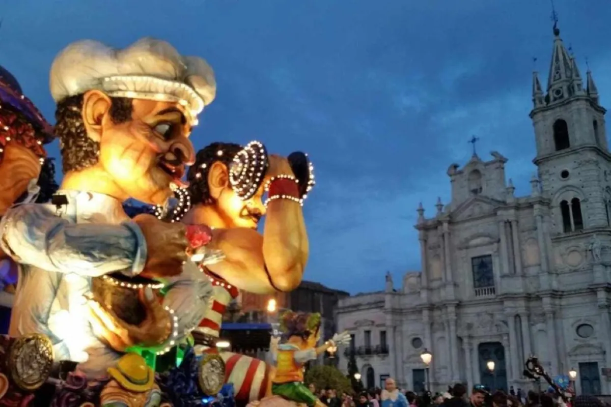Carro allegorico illuminato del Carnevale di Acireale, in piazza di notte
