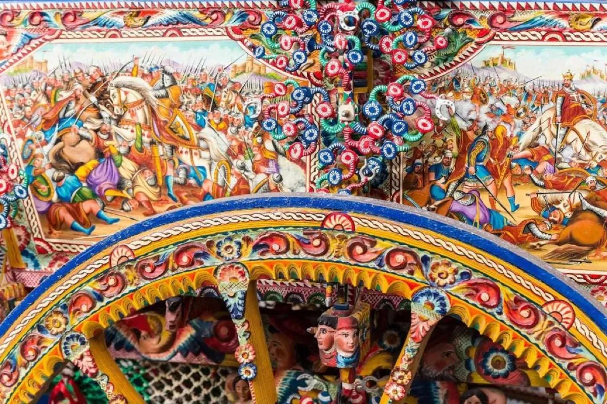Dettaglio di un carretto siciliano dipinto a colori vivaci