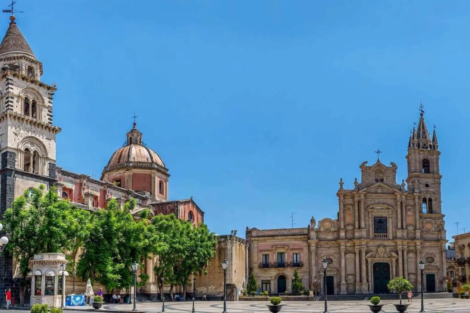 Piazza del Duomo di Acireale con la cattedrale e la basilica in pietra chiara